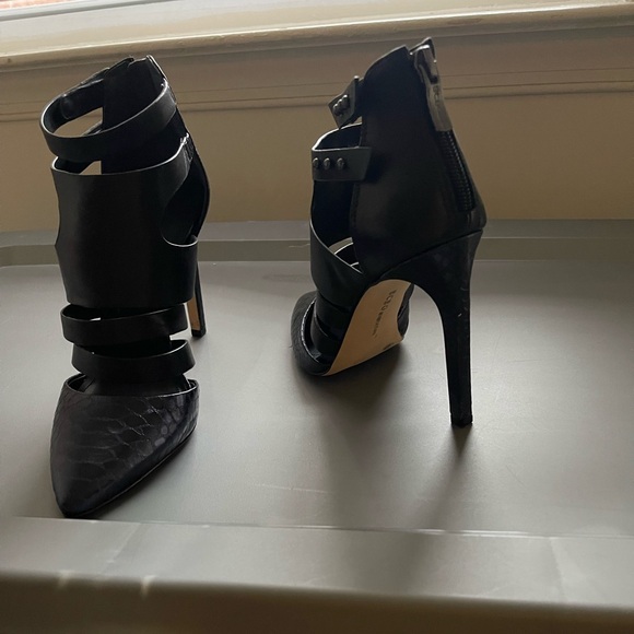 BCBGeneration black Canon strappy heels, Size 7/1/2 only used one time - Picture 5 of 9